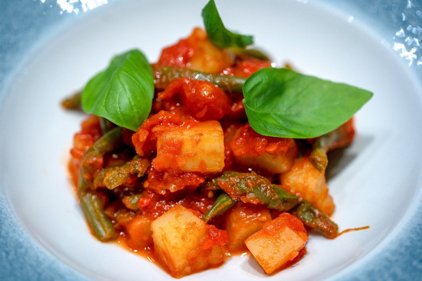 Green beans and potatoes in tomato sauce
