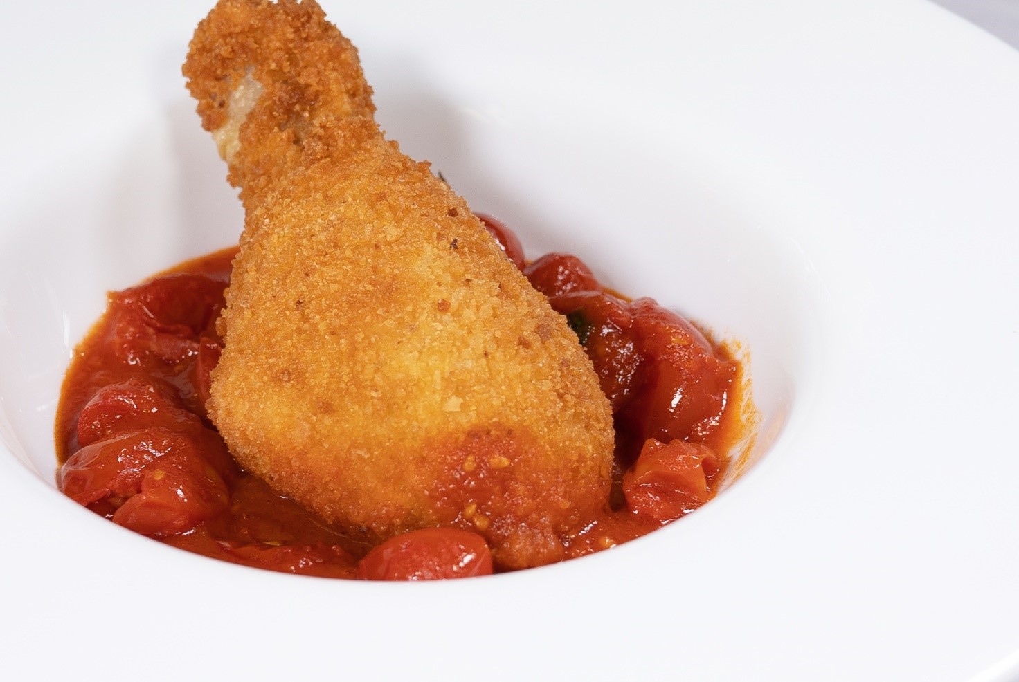 Fried chicken with spicy cherry tomato sauce