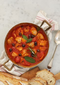 Braised chopped turkey with black olives and tomato sauce